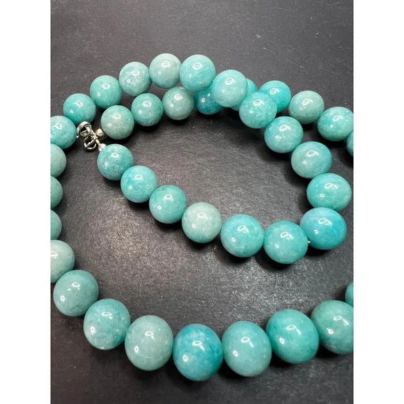 Dyed jadeite beaded necklace with sterling silver clasp - Picture 11 of 11